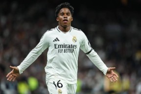 南宫体育-皇家马德里发布备战花絮，冲刺阶段止住颓势，法国杯任务艰巨，轮换策略成焦点(皇家马德里回放)