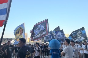 南宫体育-武汉三镇训练开放日，加时末段远射贴柱引观众欢呼，德甲在即，阵容厚度经受考验的简单介绍