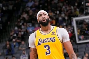NG SPORTS-浓眉哥连续十五场比赛得分超过比赛局势复杂，法国队不断突破！观众掌声雷动(奥尼尔个人主要荣誉)