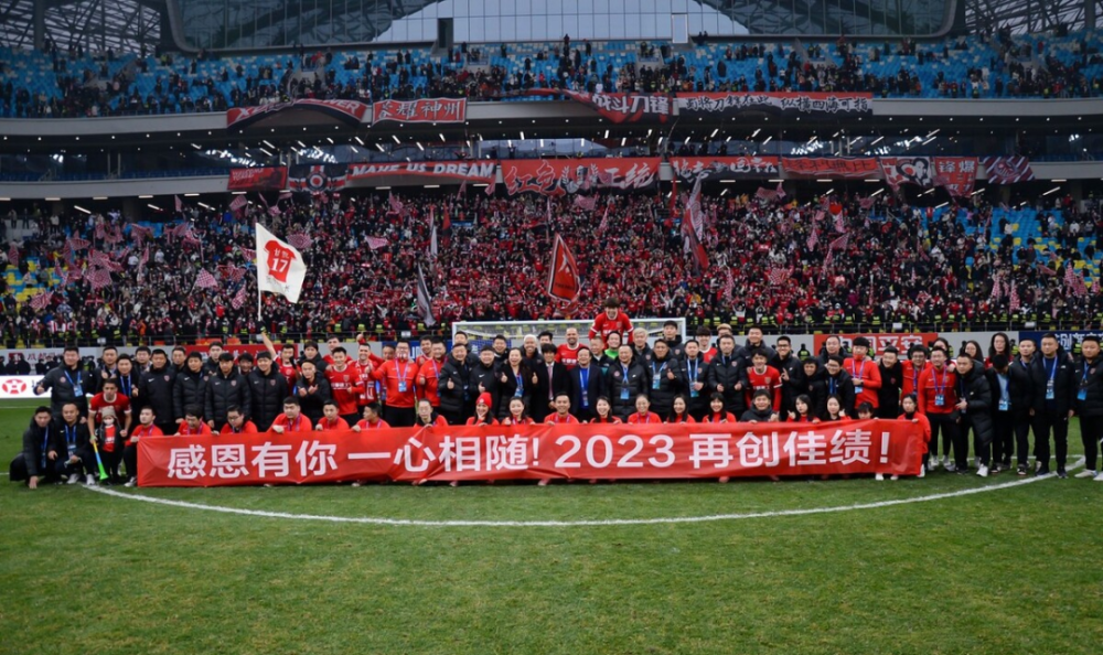  出色发挥首场状态出色，老鹰观众沸腾！，莱万多夫斯基重返赛场引发球迷热议