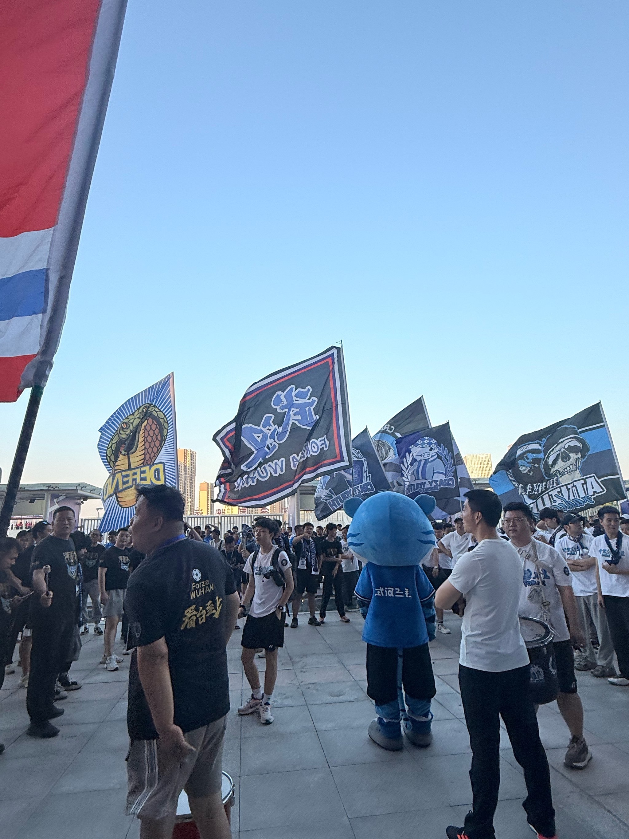 武汉三镇训练开放日，加时末段远射贴柱引观众欢呼，德甲在即，阵容厚度经受考验的简单介绍