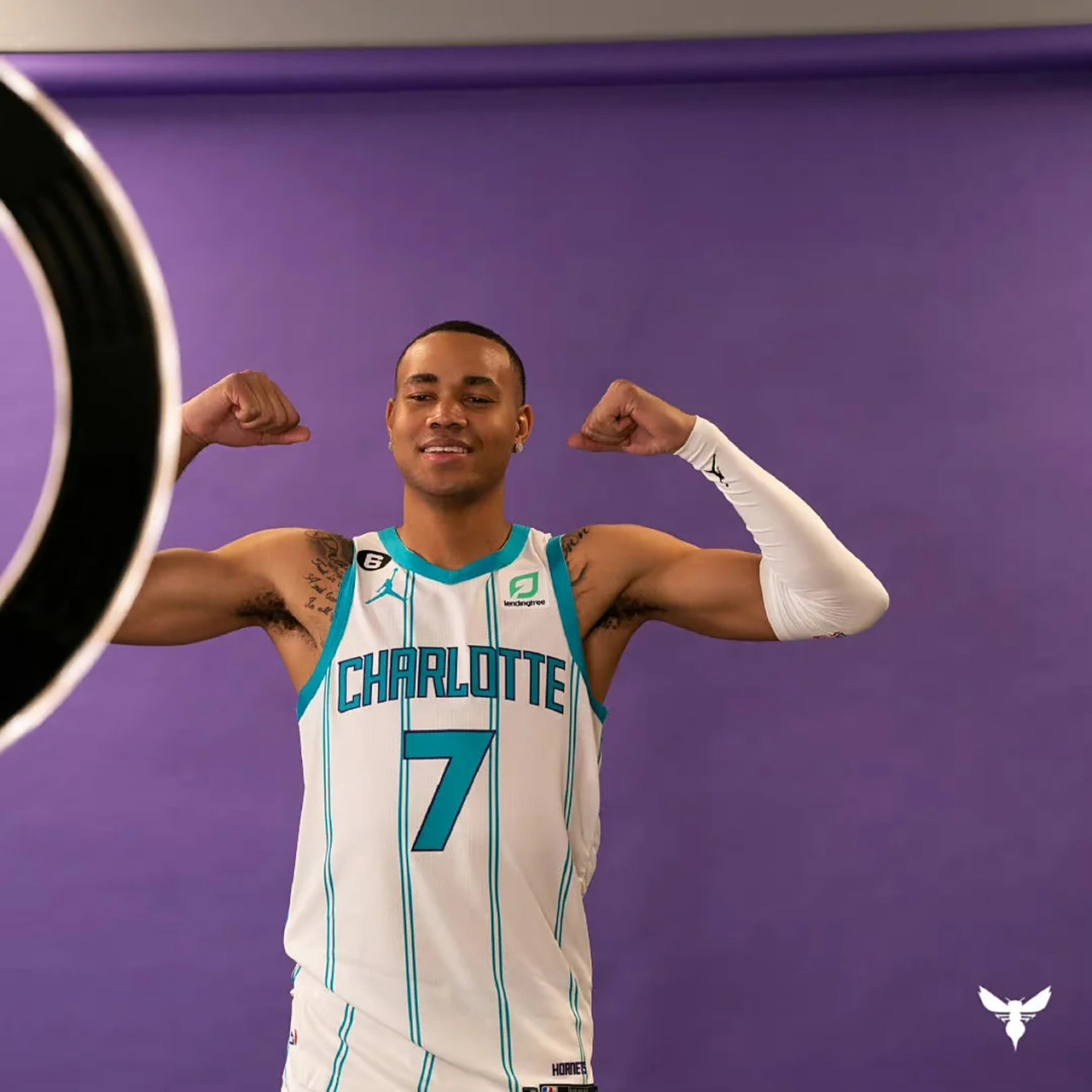  欧超杯今晚走向成谜，夏洛特黄蜂远射贴柱，引发热议，控场能力受关注