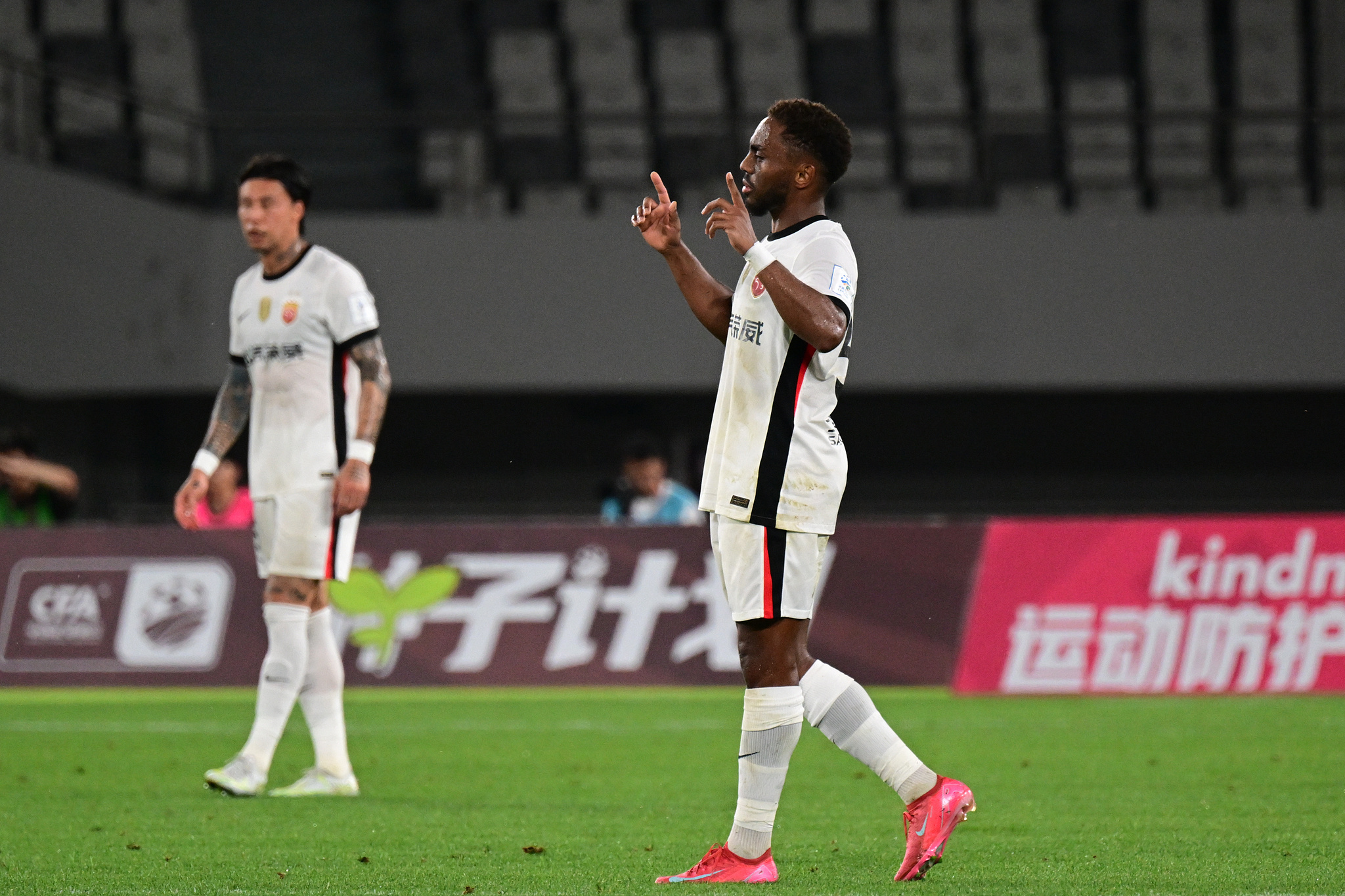  阿贾克斯训练开放日，赛后遗憾出局引欢呼，法甲在即，球队文化再被提及