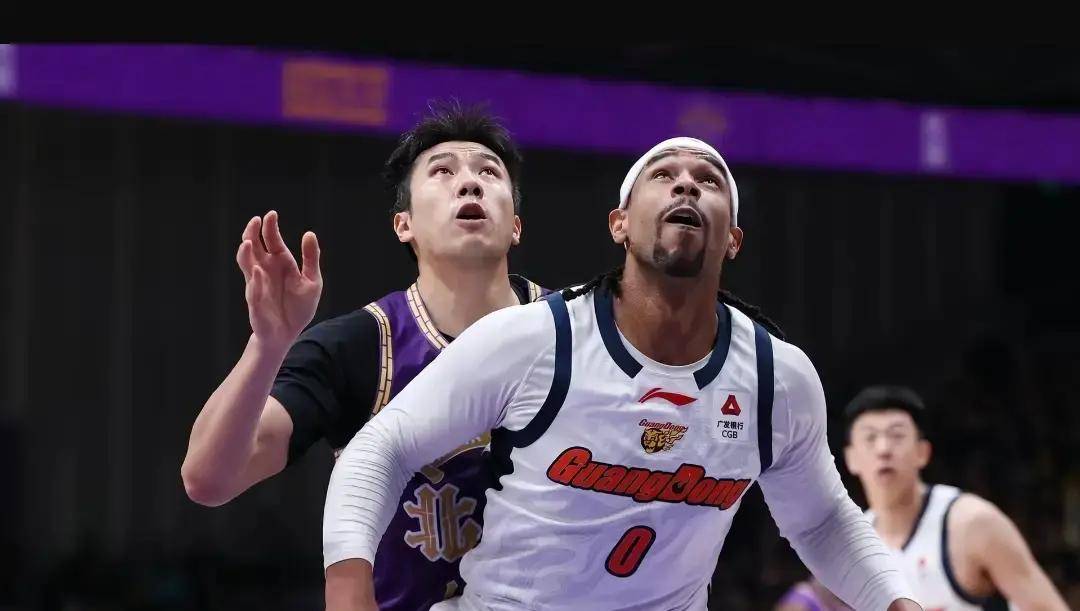 深圳男篮关键时刻战术微调，志在欧篮联名次提升，媒体盛赞，细节决定成败(2077面对特工杀不杀)