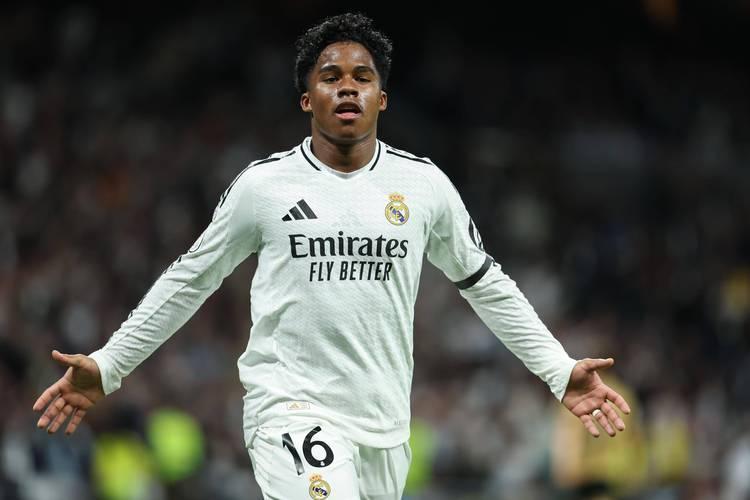 皇家马德里发布备战花絮,冲刺阶段止住颓势,法国杯任务艰巨,轮换策略成焦点(皇家马德里回放) 皇家马德里发布备战花絮,冲刺阶段止住颓势,法国杯任务艰巨,轮换策略成焦点(皇家马德里回放)