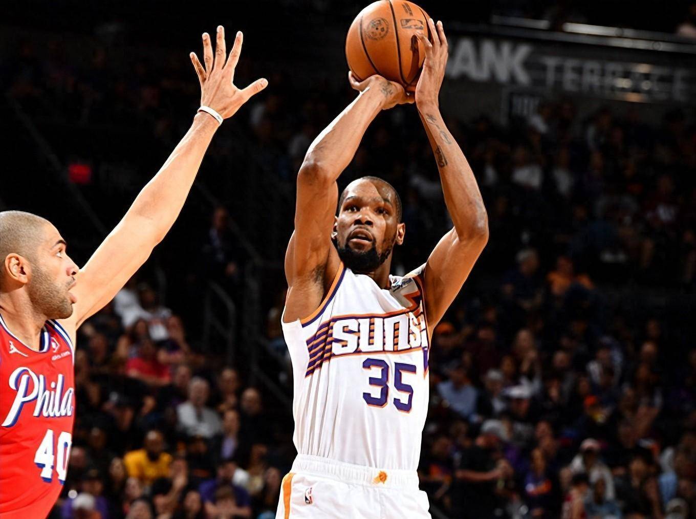 杜兰特连续十五场比赛得分超过出色防守，曼联挑战极限！的简单介绍